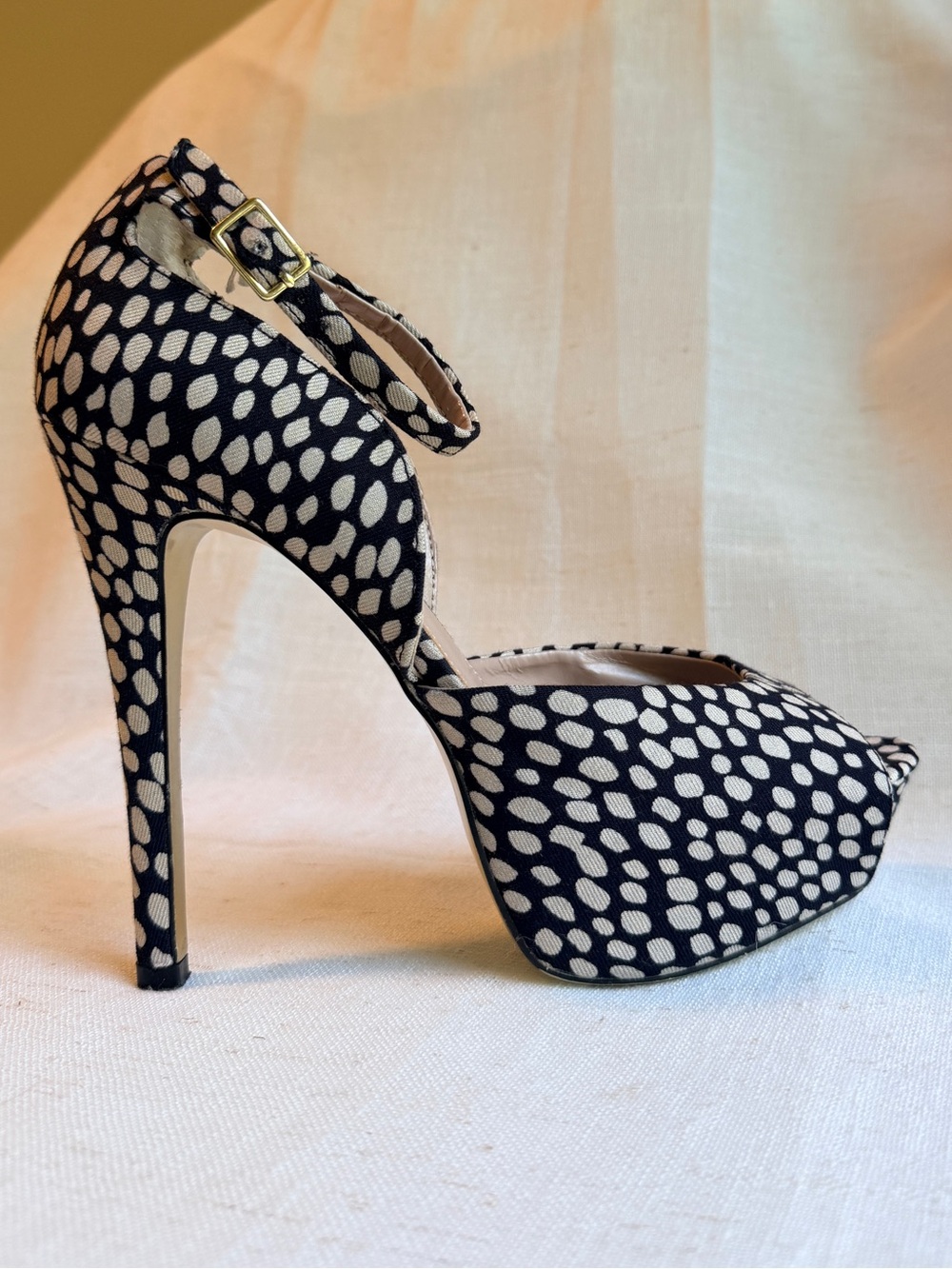 Betsey Johnson Angelick Black Multi Platform Heels Size 8